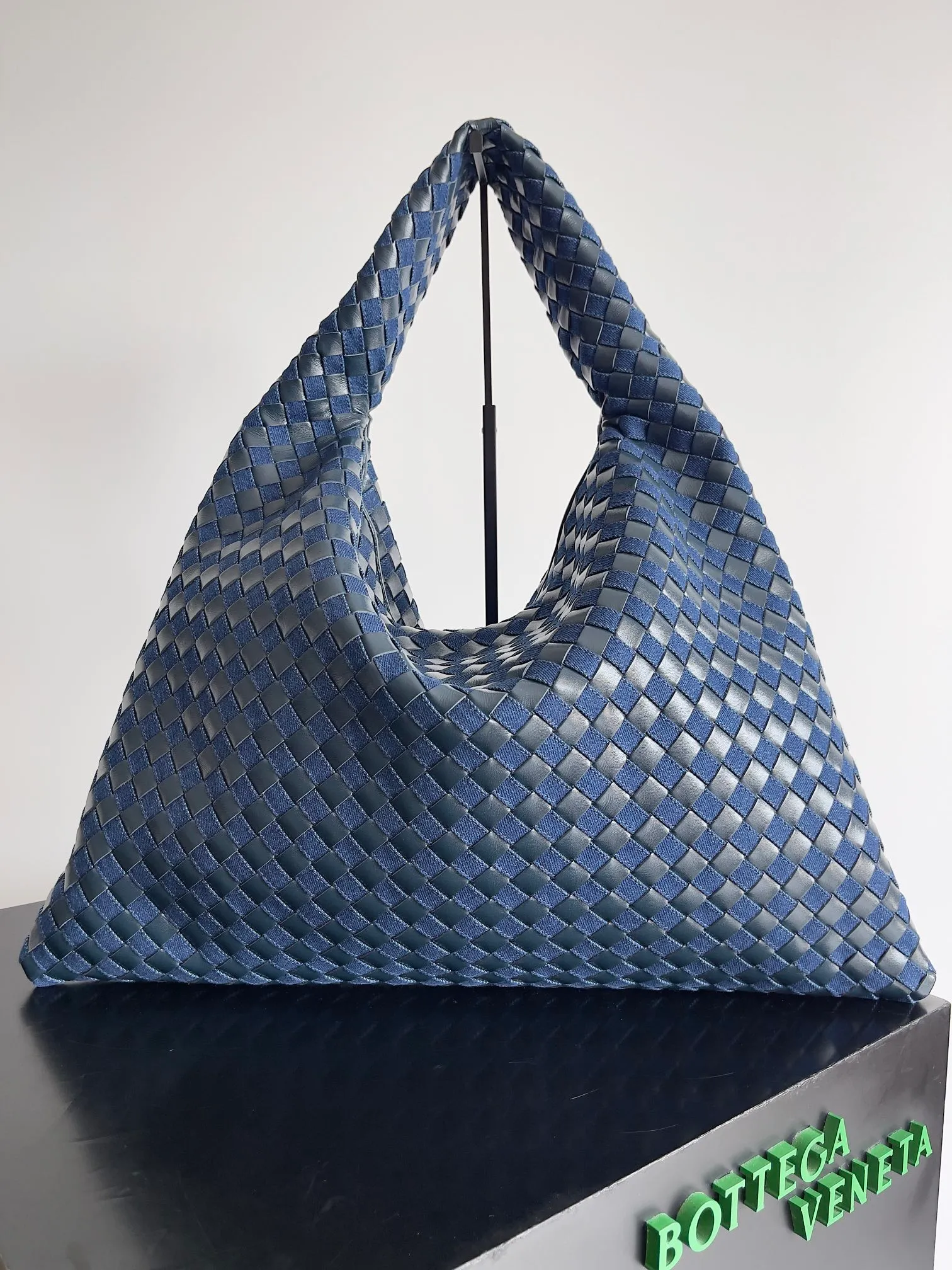 Batch 2240 Different colors collide with different sparks, and different materials collide with layers and designs. BOTTEGA VENETA Large HOP is on the list of retro denim series. The stiffness of denim is matched with soft leather. Fashion has no standards. Innovation is progress. Hop and retro denim are a combination of classics and individuality. They are casual, lazy and unique. The large capacity is too friendly for summer. Freeing up hands in sultry weather is people's biggest need. Style number: 795949 Size: 54*24*13cm